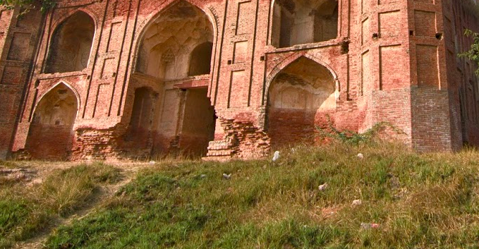 Archaeologists Discover Unknown Mughal Tomb in Lahore